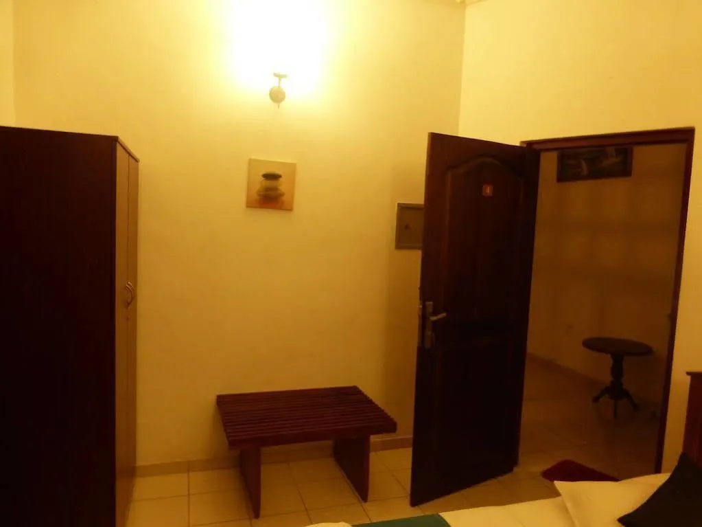 Snowdrop Hotel Negombo Guest house